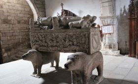 The church of San Francisco de Betanzos and its peculiar funerary sculpture